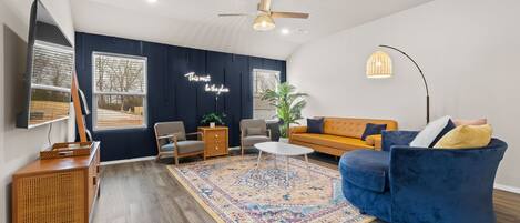 Smart-TV, Tischfußball, Tischtennisplatte