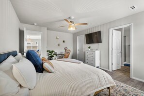 3 habitaciones, escritorio y tabla de planchar con plancha 