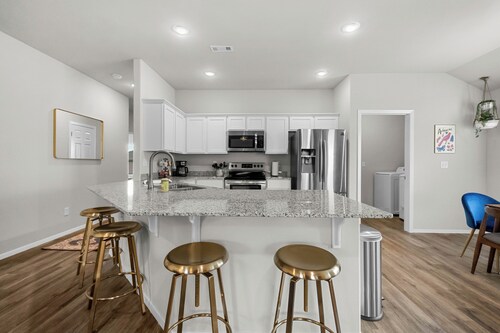 The Blue Goose - Private Hot Tub --1 Mi off I-49 -- 3 Mi to U of A