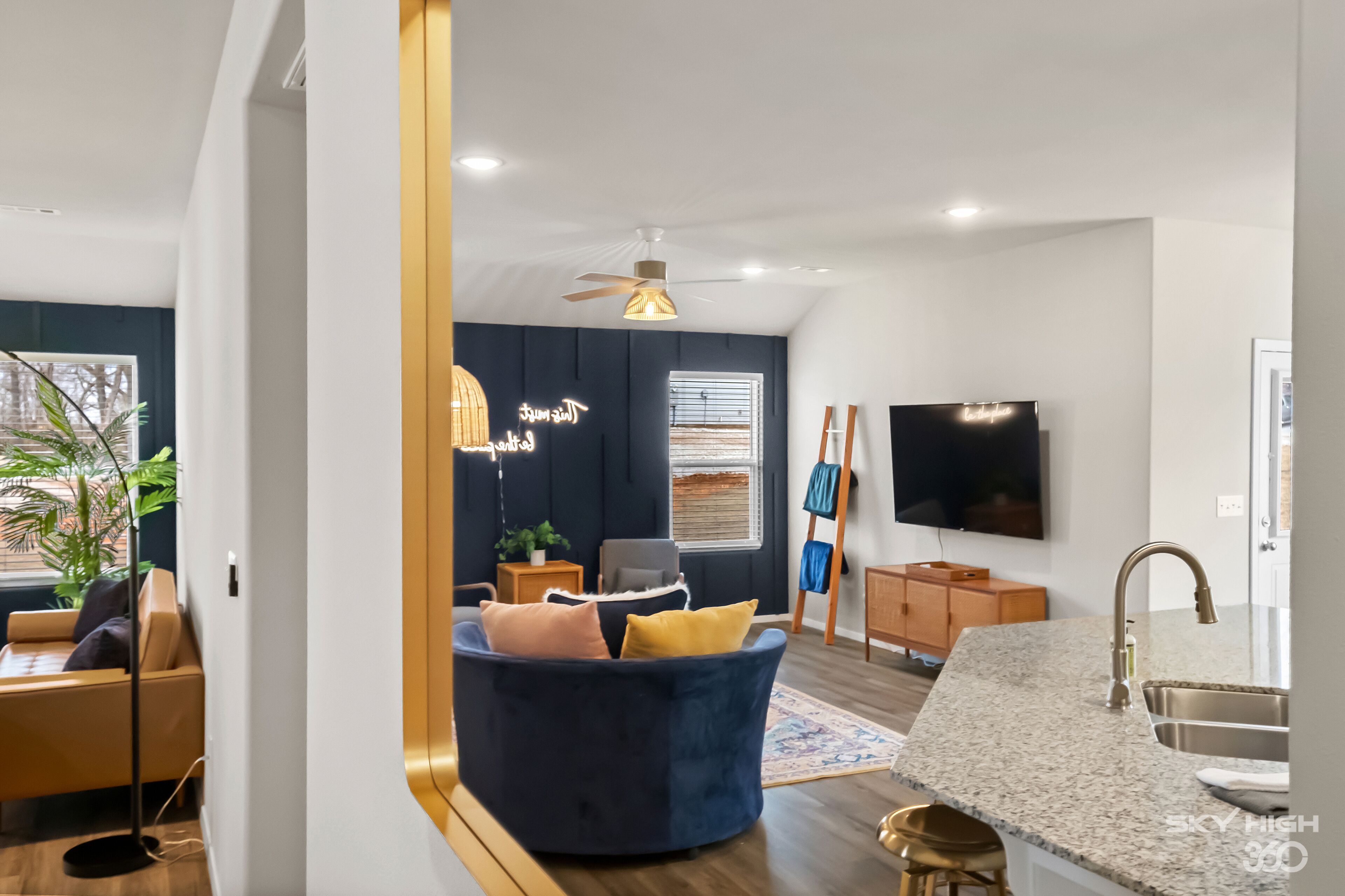 The Blue Goose - Private Hot Tub --1 Mi off I-49 -- 3 Mi to U of A