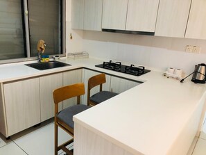 Desk, iron/ironing board, bed sheets - 1 Tebrau Residences by YML Home (Johor Bahru)