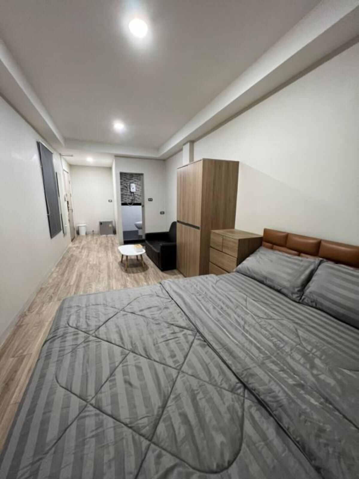 Deluxe Queen Room | Individually decorated, individually furnished, laptop workspace