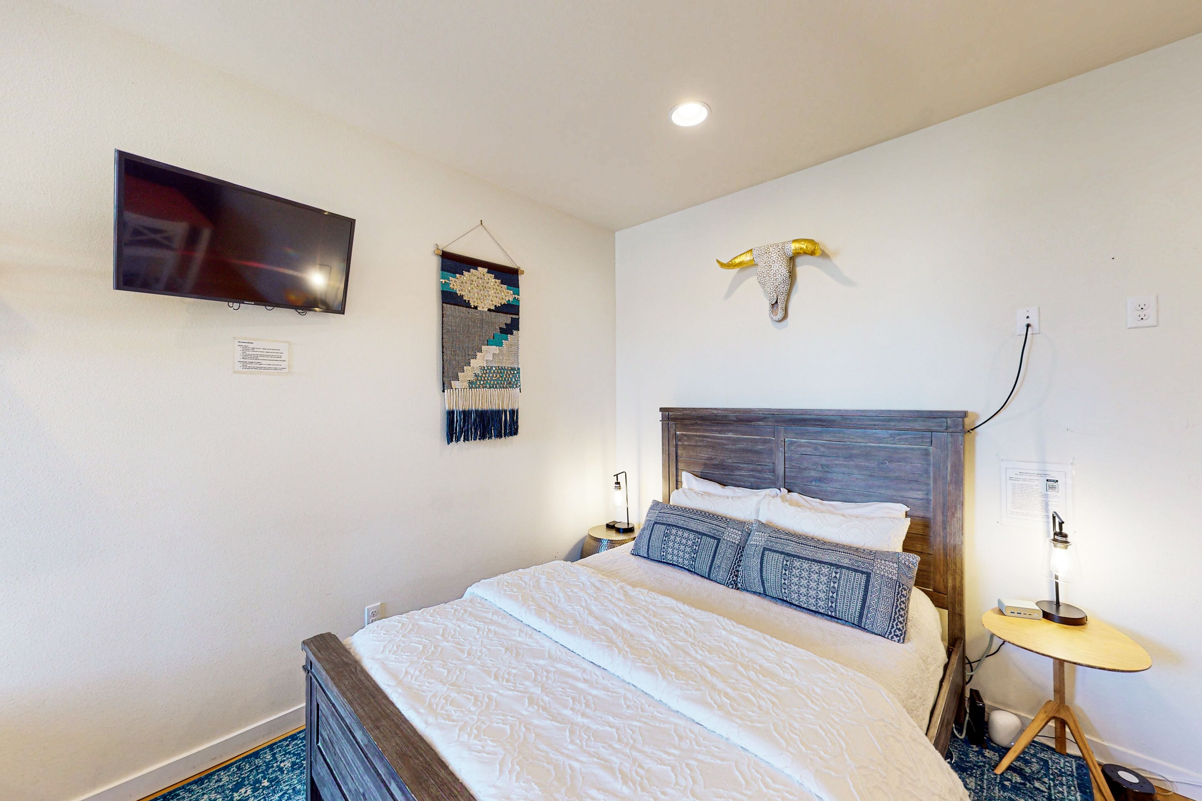 Dog-friendly studio with full kitchen, W/D, & central AC - walk everywhere