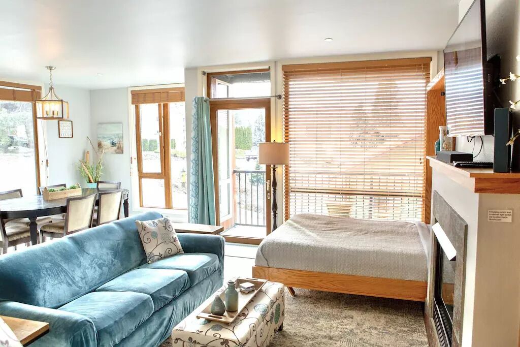 Lakeside Sandy Feet Retreat