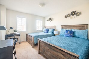 3 habitaciones, escritorio y tabla de planchar con plancha 