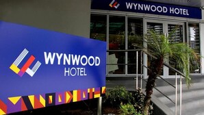 El letrero del Wynwood Hotel con un diseño moderno, que muestra un logotipo y el nombre del hotel.