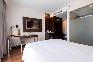 Standaard kamer, 1 queensize bed | Een kluis op de kamer, een bureau, een laptopwerkplek