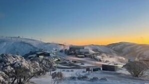 Une vue panoramique d’un paysage montagneux, avec un petit village composé de bâtiments traditionnels.