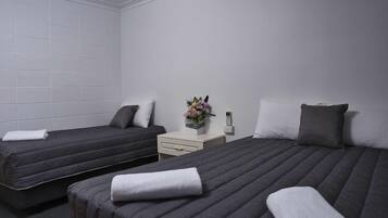 Deluxe Twin Room | Premium bedding, desk, laptop workspace, blackout drapes