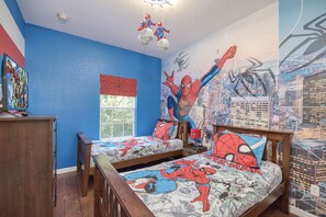 4 habitaciones, tabla de planchar con plancha y cuna de viaje 