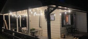 Houghton Lake cabin with covered outdoor entertainment space. No cleaning fees. 