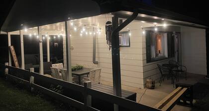 Houghton Lake cabin with covered outdoor entertainment space. No cleaning fees.