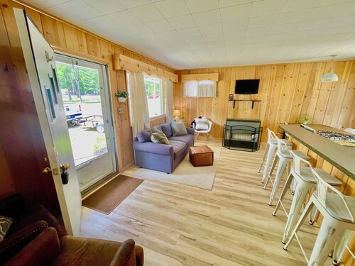 Houghton Lake cabin with covered outdoor entertainment space. No cleaning fees. 