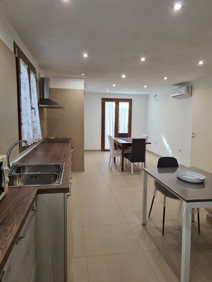 Fridge, microwave, oven, stovetop - Philip single-family villa 500 meters from the beautiful beach of Cala Sinzias (Sardinia)