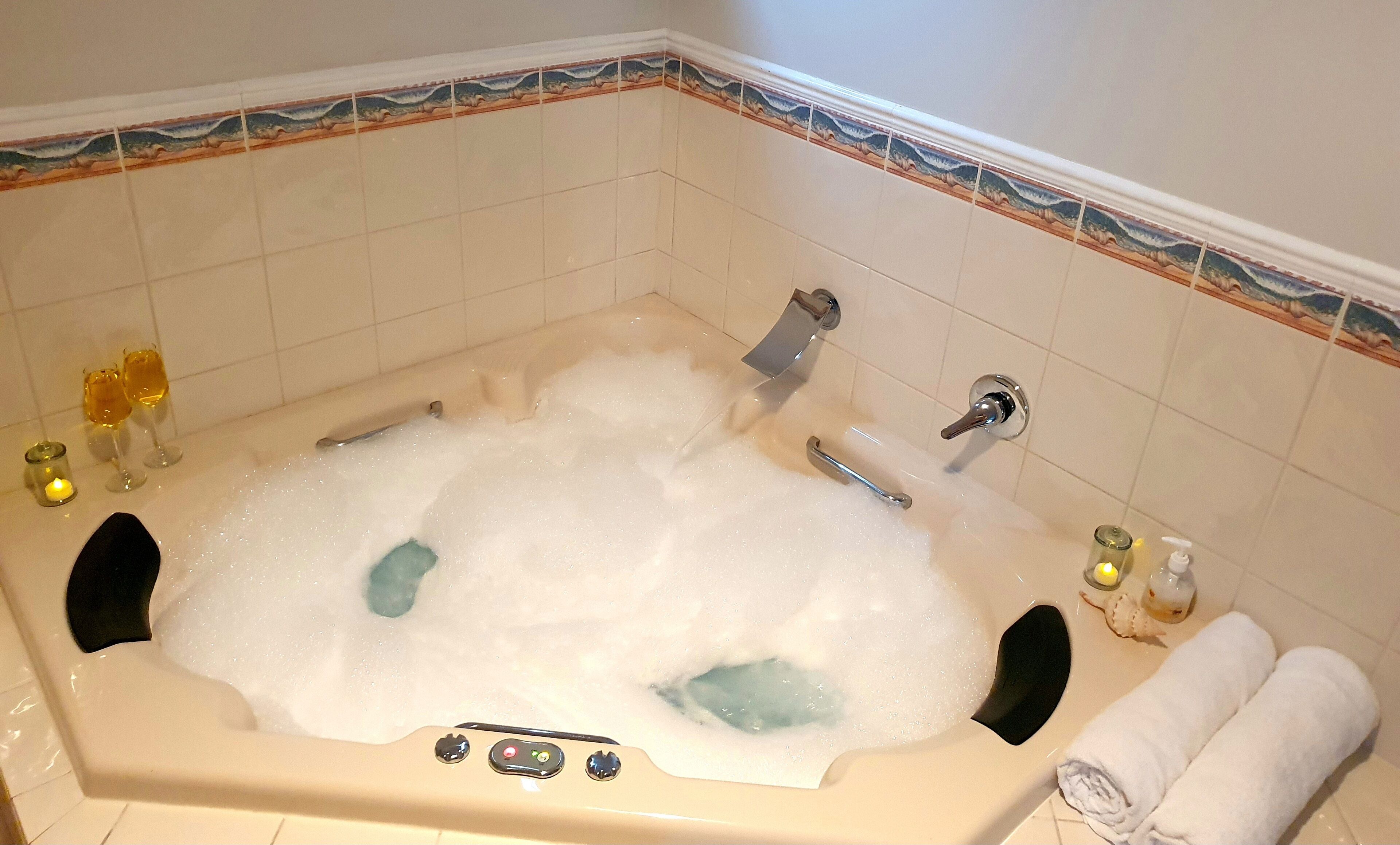 Beachside Apartment 3brm, Balcony & BBQ, Jet Spa, 5 mins walk to Rosebud beach!