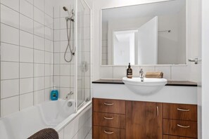 Dusche, Haartrockner, Handtücher, Seife