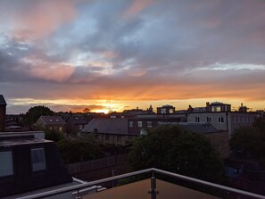 Property grounds - Light and spacious - 3 bedroom flat in Wimbledon - 2 mins walk from tube station (London)