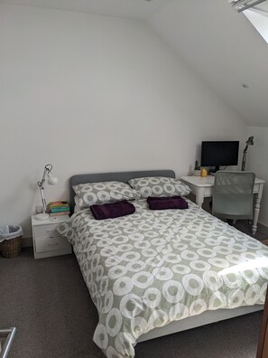 3 bedrooms, desk, free WiFi, bed sheets