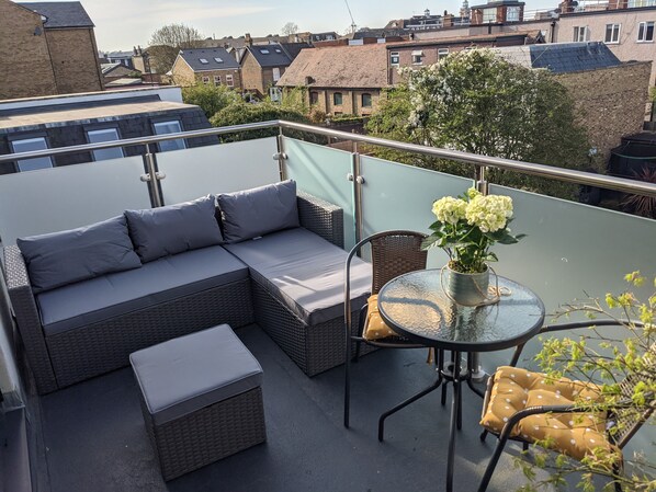 Outdoor dining - Light and spacious - 3 bedroom flat in Wimbledon - 2 mins walk from tube station (London)