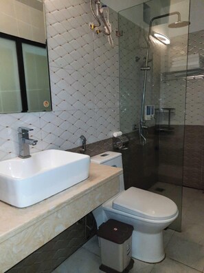 Douche, articles de toilette gratuits, sèche-cheveux, chaussons