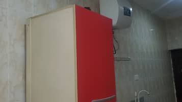 Full-sized fridge, microwave, stovetop, blender