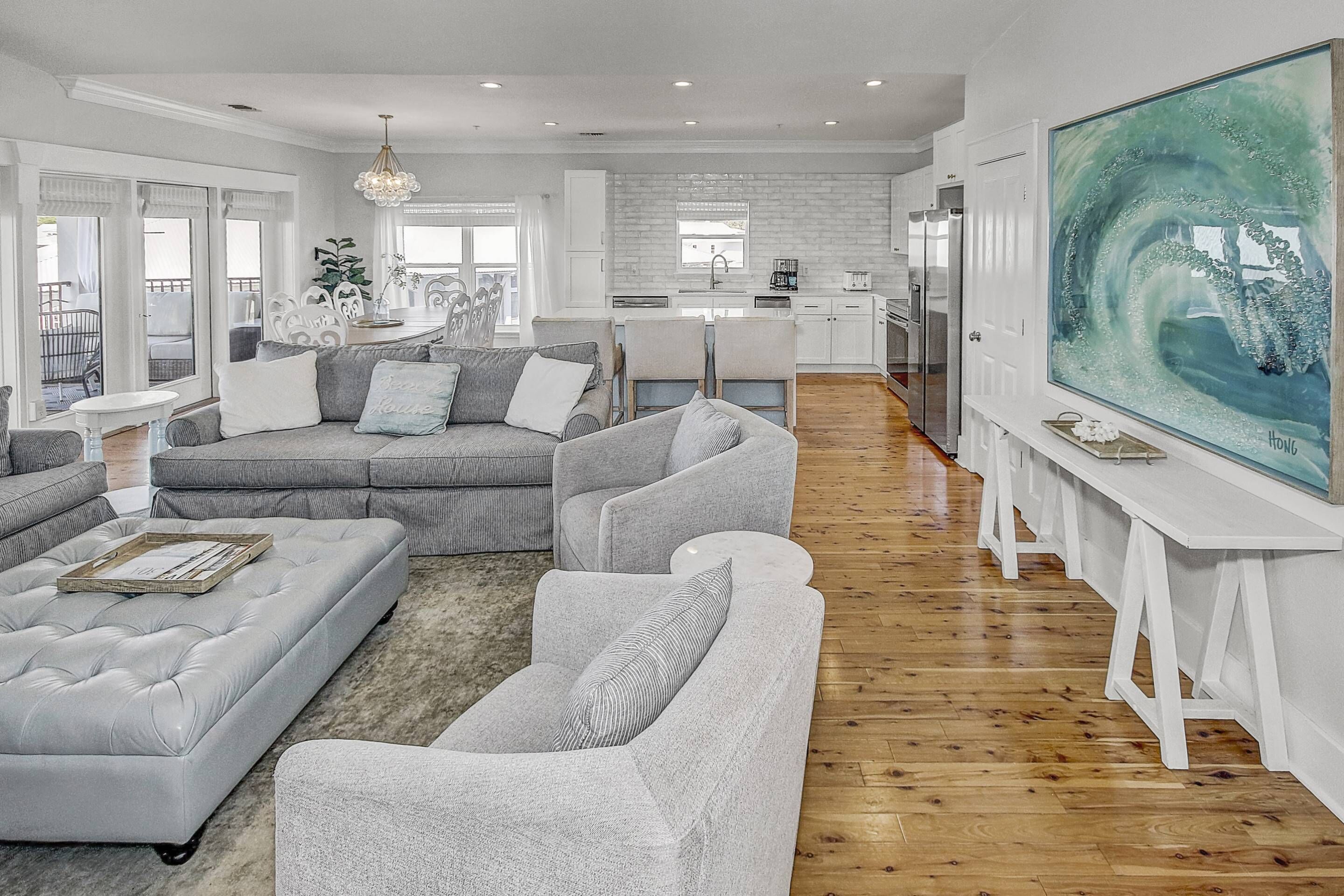 Large Penthouse unit overlooking Lagoon Pool/Expansive Private Patio/Close to Shops&restaurants/Wifi