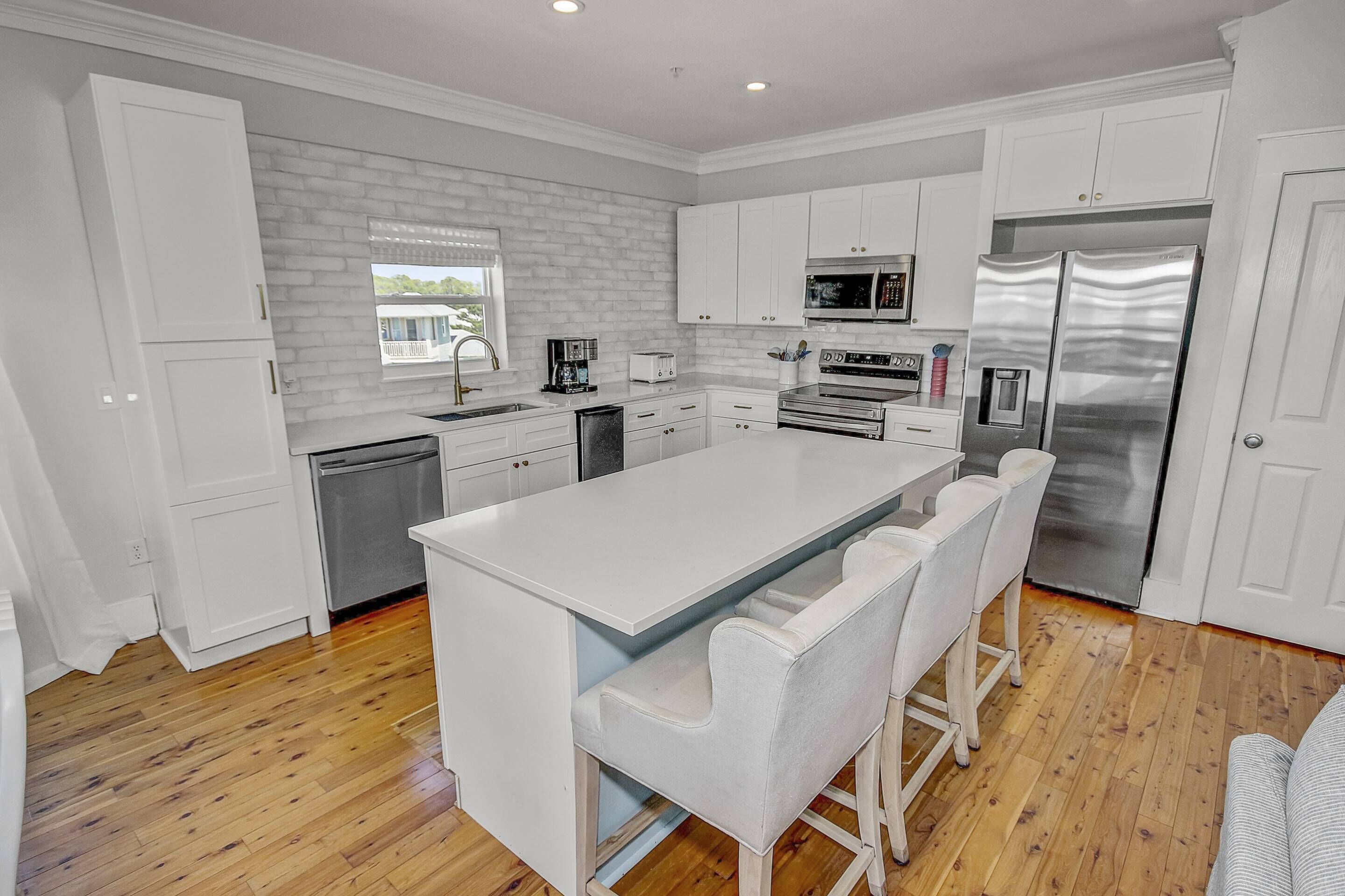 Large Penthouse unit overlooking Lagoon Pool/Expansive Private Patio/Close to Shops&restaurants/Wifi