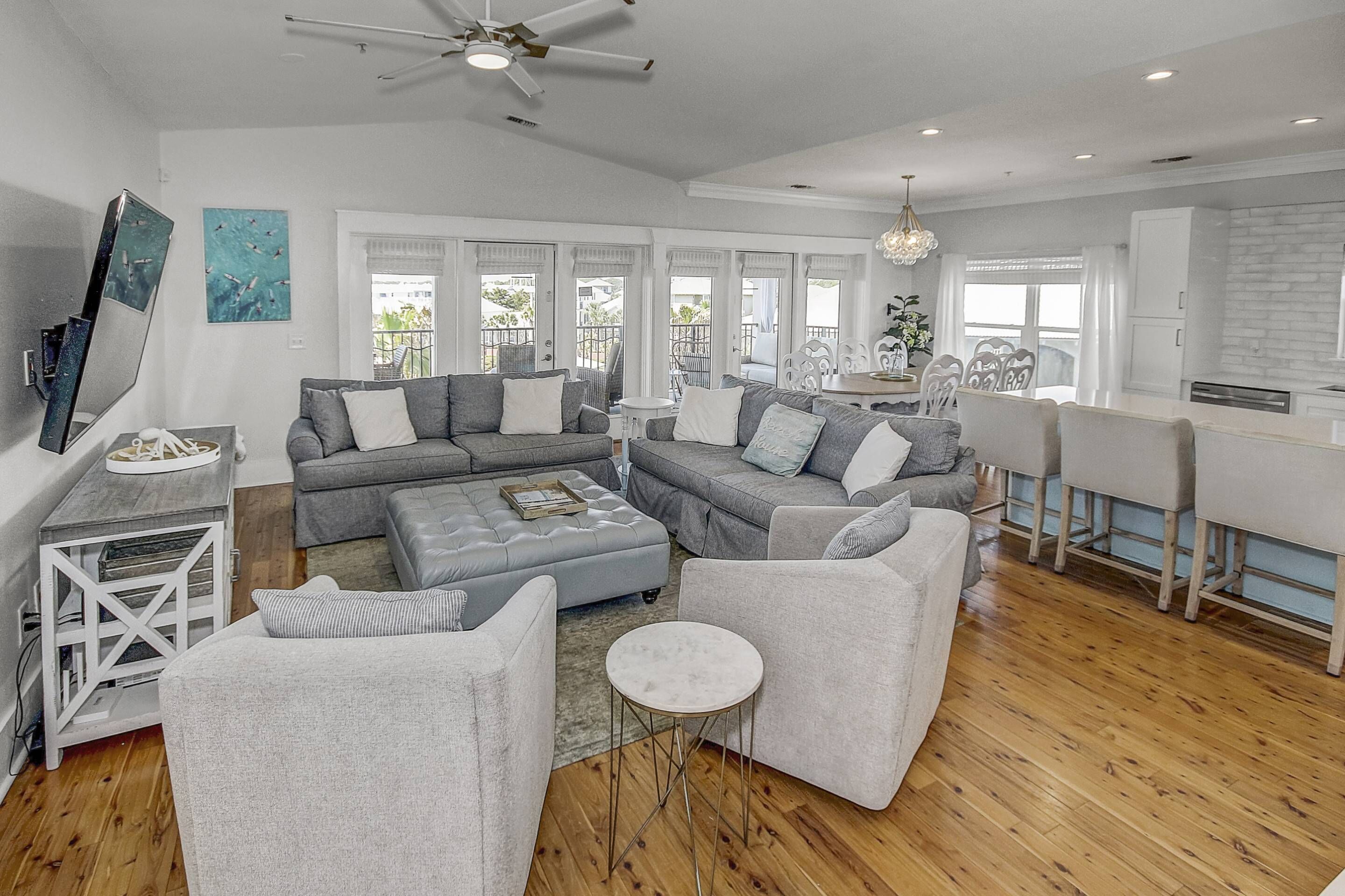 Large Penthouse unit overlooking Lagoon Pool/Expansive Private Patio/Close to Shops&restaurants/Wifi