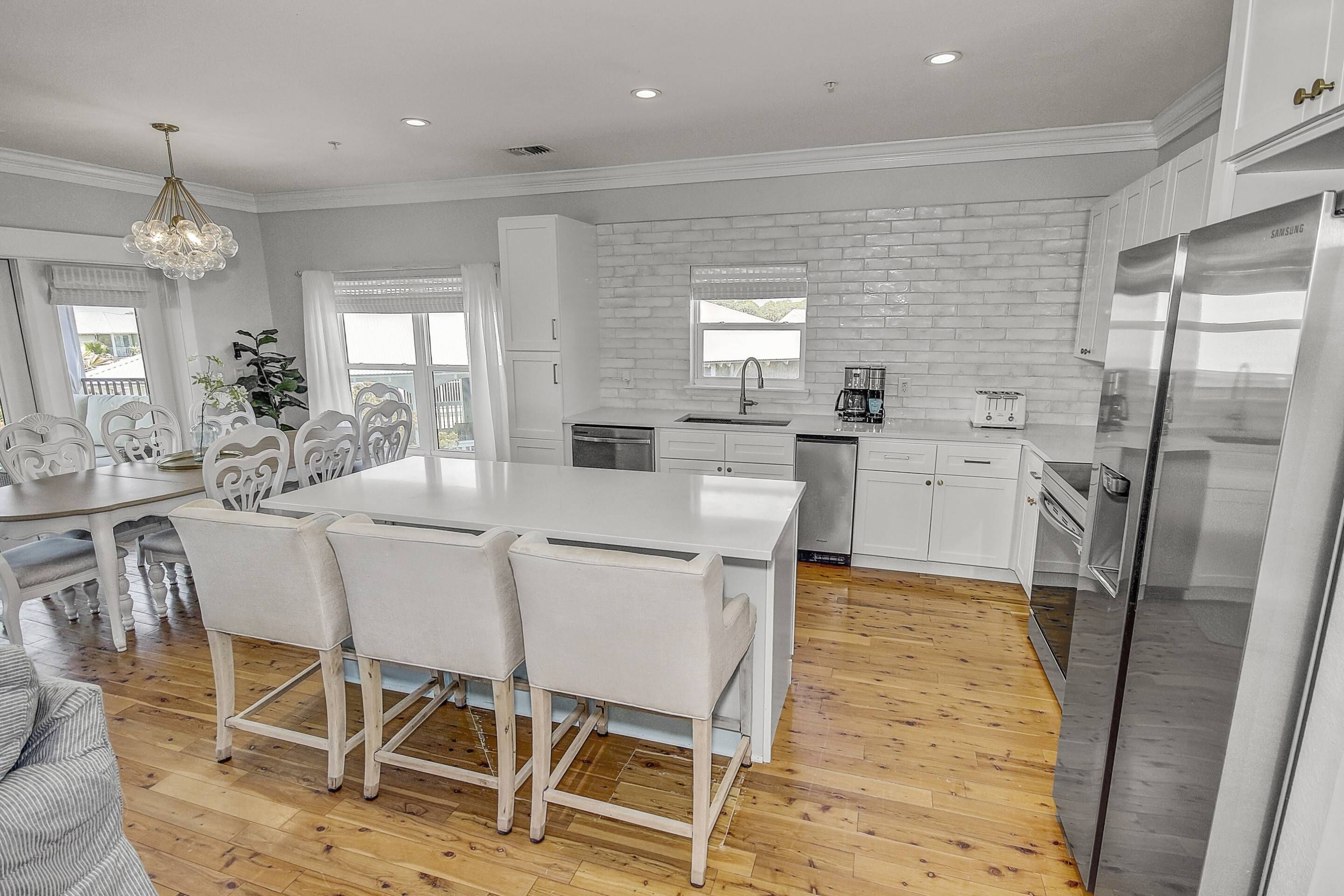 Large Penthouse unit overlooking Lagoon Pool/Expansive Private Patio/Close to Shops&restaurants/Wifi