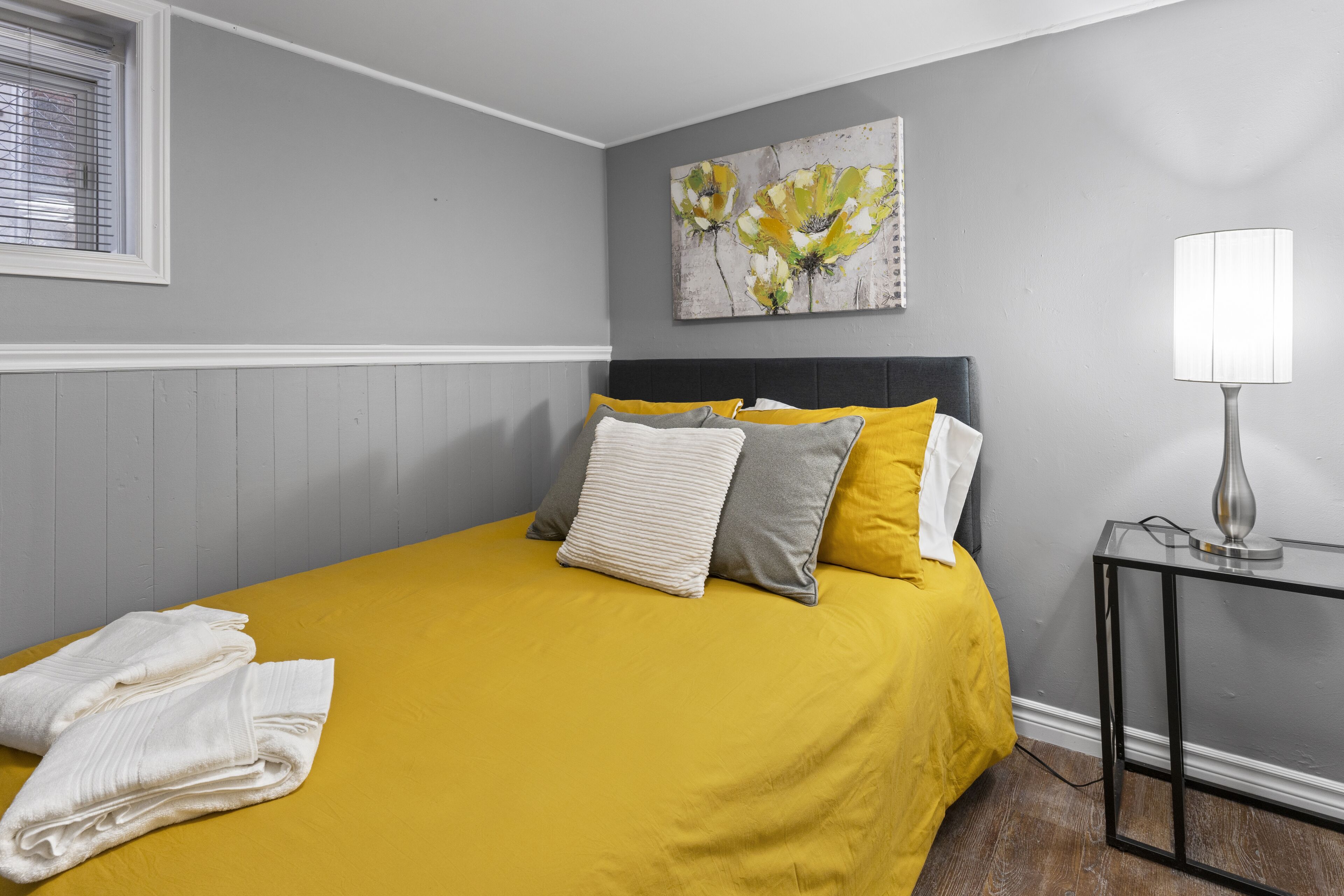 Quaint Clean 2BR close to downtown Windsor with Lndry & Prkng Inc