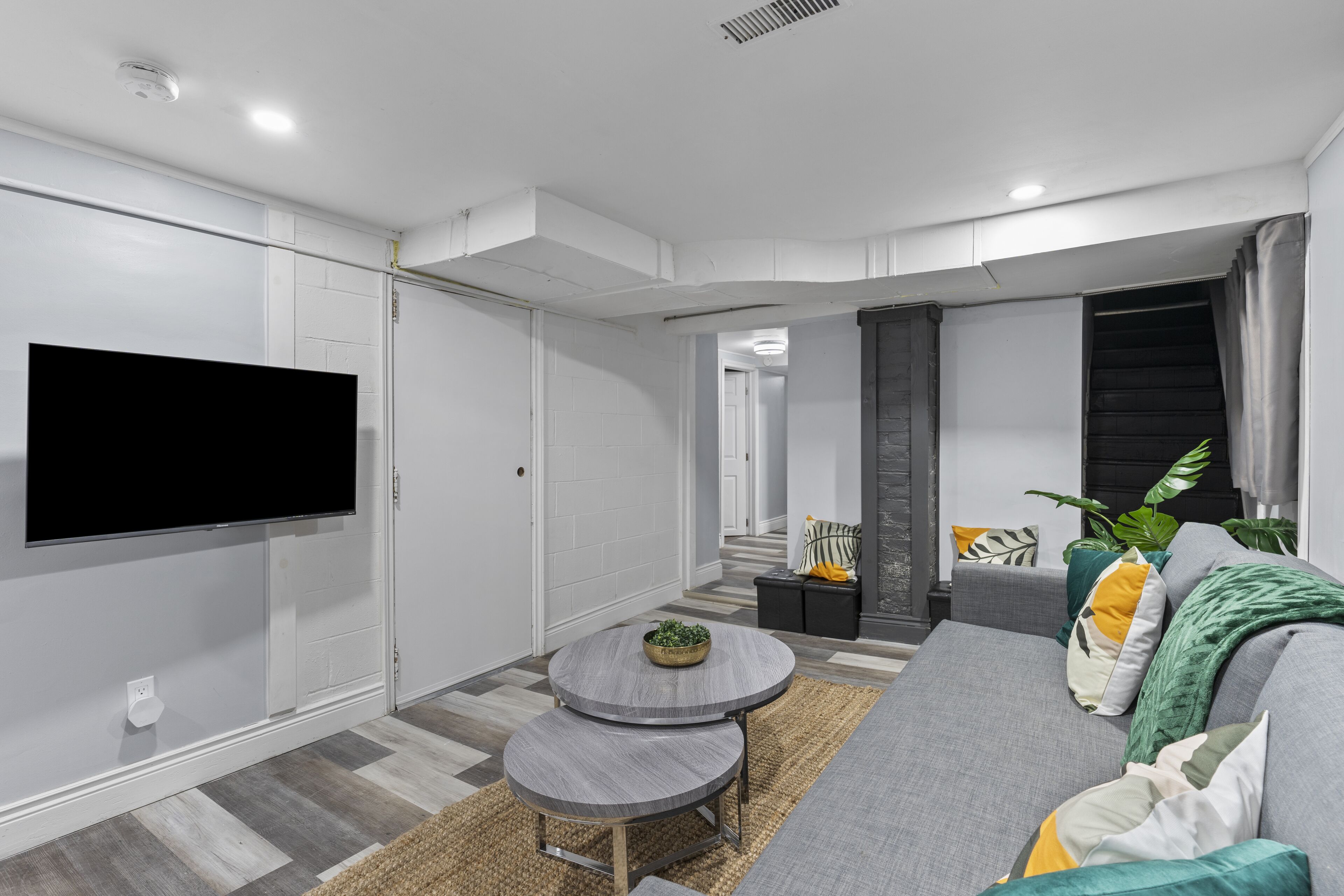 Quaint Clean 2BR close to downtown Windsor with Lndry & Prkng Inc