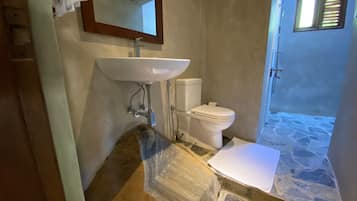 Mountain View Villa | Bathroom | Free toiletries, hair dryer