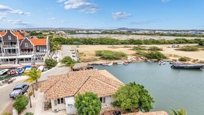 Una propiedad costera con vista al río, barcos y una playa.