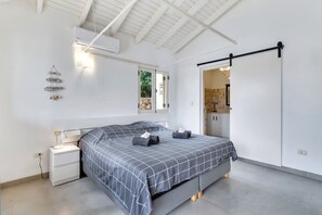 3 slaapkamers, een strijkplank/strijkijzer, wifi, beddengoed