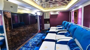 A room with a row of blue and white beds, a patterned floor, and a hexagonal ceiling design. - Yiyi Chain Hotel (Foshan Sanshui Plaza Branch) (Foshan)