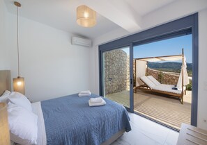 Premium bedding, pillow-top beds, in-room safe, soundproofing - Calionas Suites  (Lefkada)