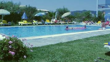 Una piscina al aire libre
