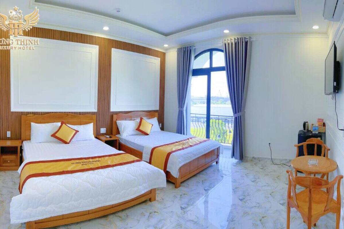 Phòng Deluxe, nhiều giường | Bộ đồ giường cao cấp, minibar, bàn, màn/rèm cản sáng 