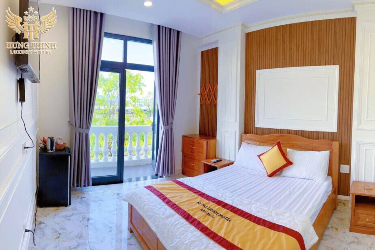 Phòng Deluxe, 1 giường cỡ queen | Bộ đồ giường cao cấp, minibar, bàn, màn/rèm cản sáng 