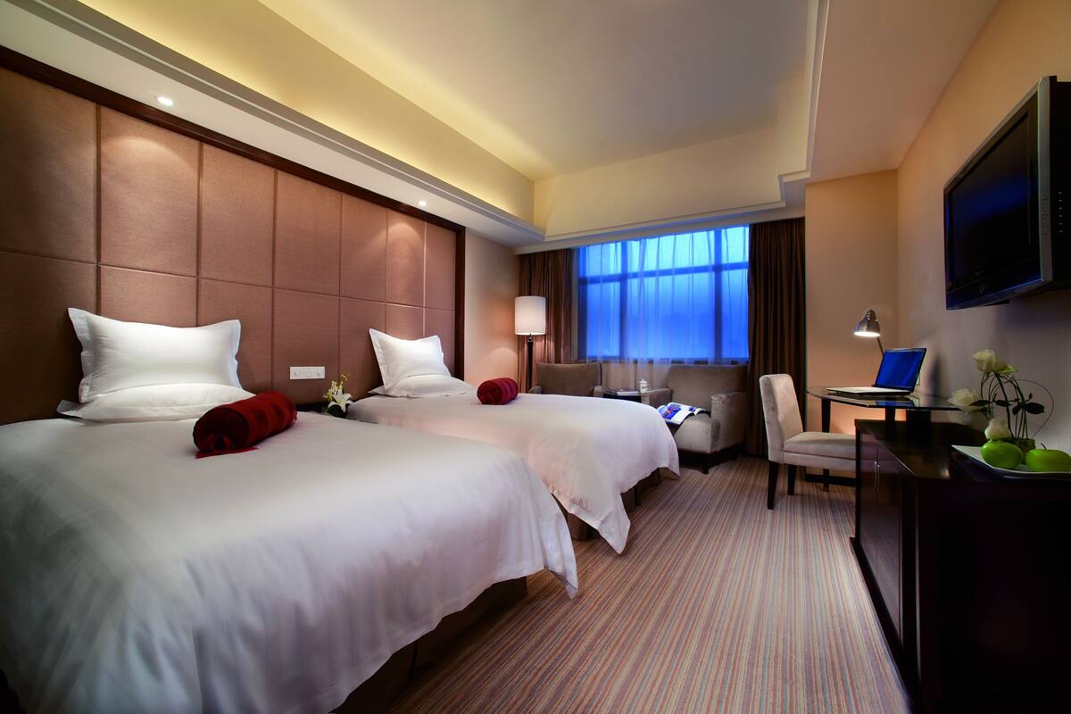 Basic Room | Minibar, in-room safe, desk, blackout curtains