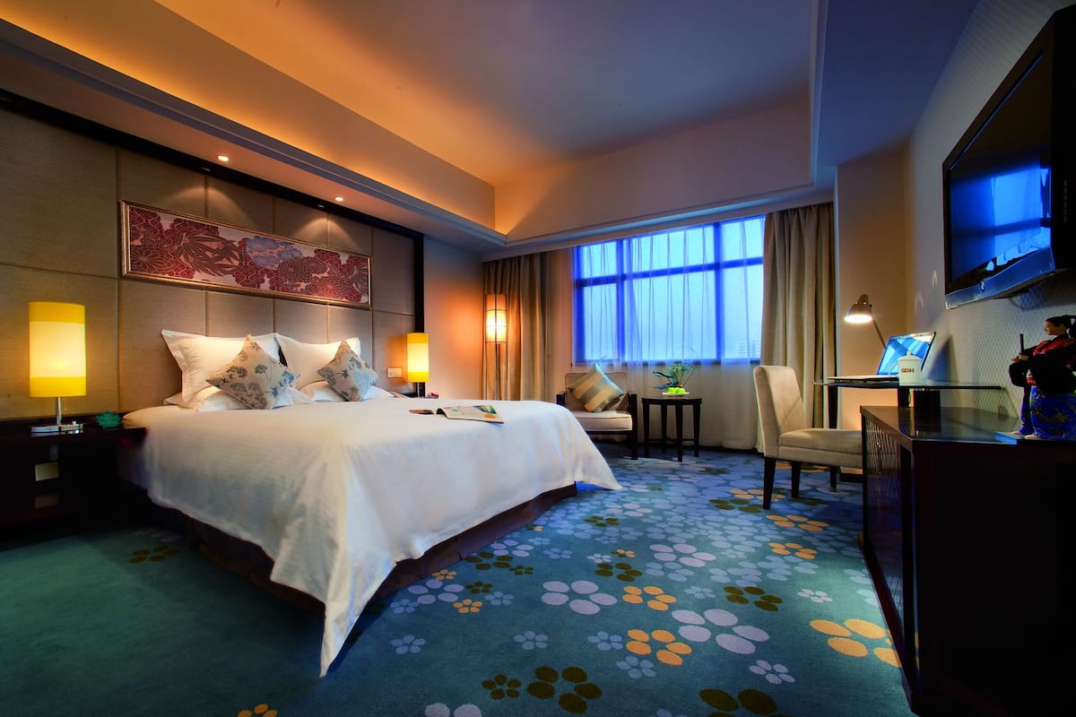 Basic Room | Minibar, in-room safe, desk, blackout drapes