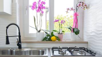 Frigorifero, microonde, forno, piano cottura