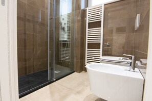 Doccia, asciugacapelli, bidet, asciugamani