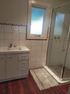 シャワー、ヘアドライヤー、タオル、石鹸