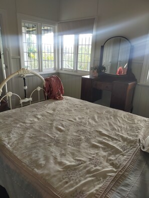 2 室のベッドルーム、WiFi (無料)、ベッドシーツ