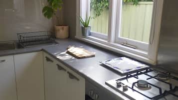 Frigorífico, microondas, horno y placa de cocina