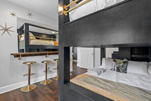 2 habitaciones, escritorio, tabla de planchar con plancha y wifi gratis 