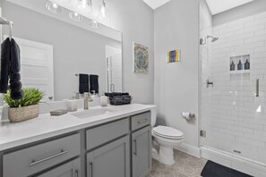 Articles de toilette gratuits, sèche-cheveux, serviettes fournies
