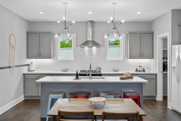 Een koelkast, een magnetron, een oven, een kookplaat