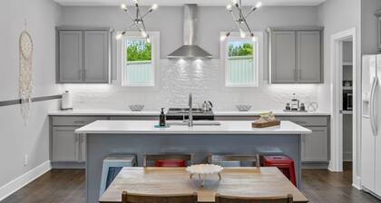 Spacious Townhome near Broadway, ideal for Groups, private Garage